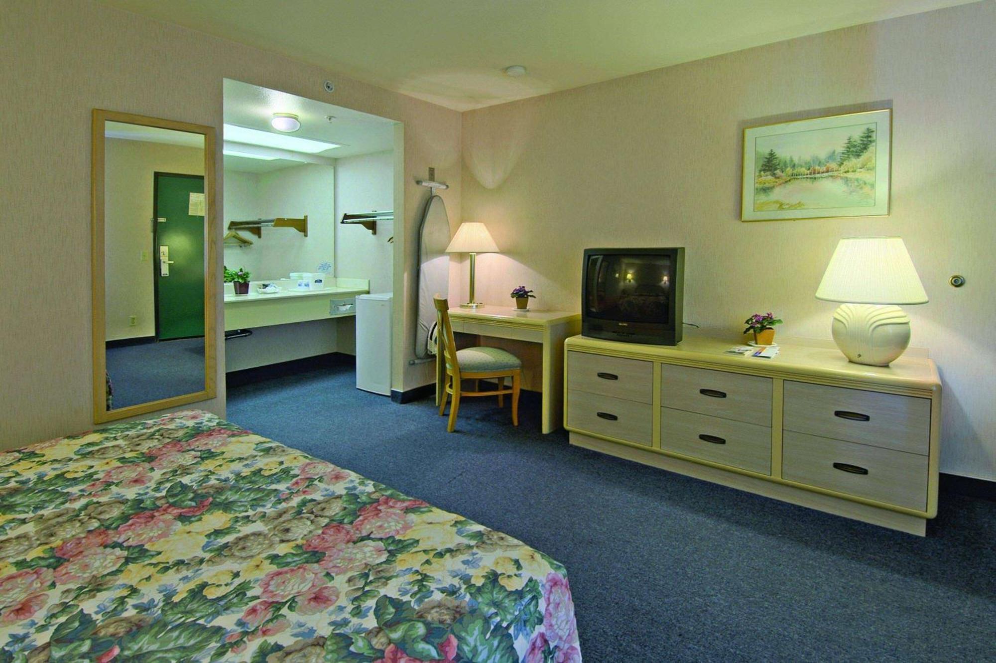 Howard Johnson By Wyndham Norco Exteriör bild
