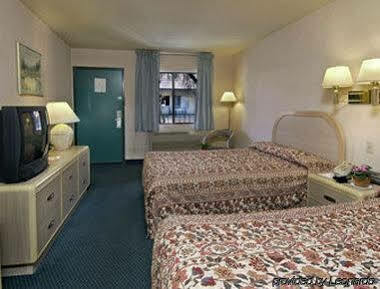 Howard Johnson By Wyndham Norco Exteriör bild